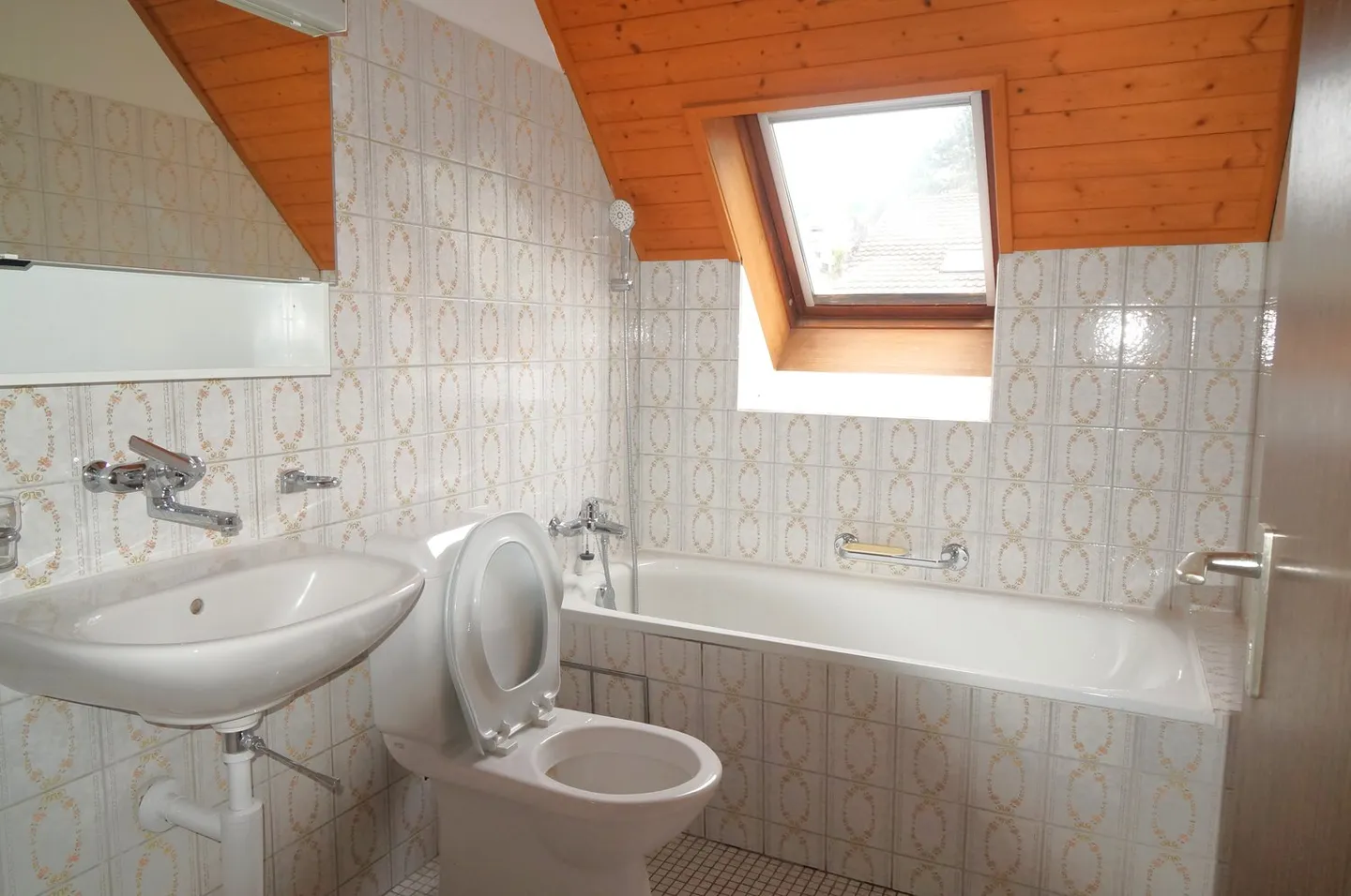 7-room single-family house with indoor swimming pool, sauna, and double garage - Photo 13 of 15