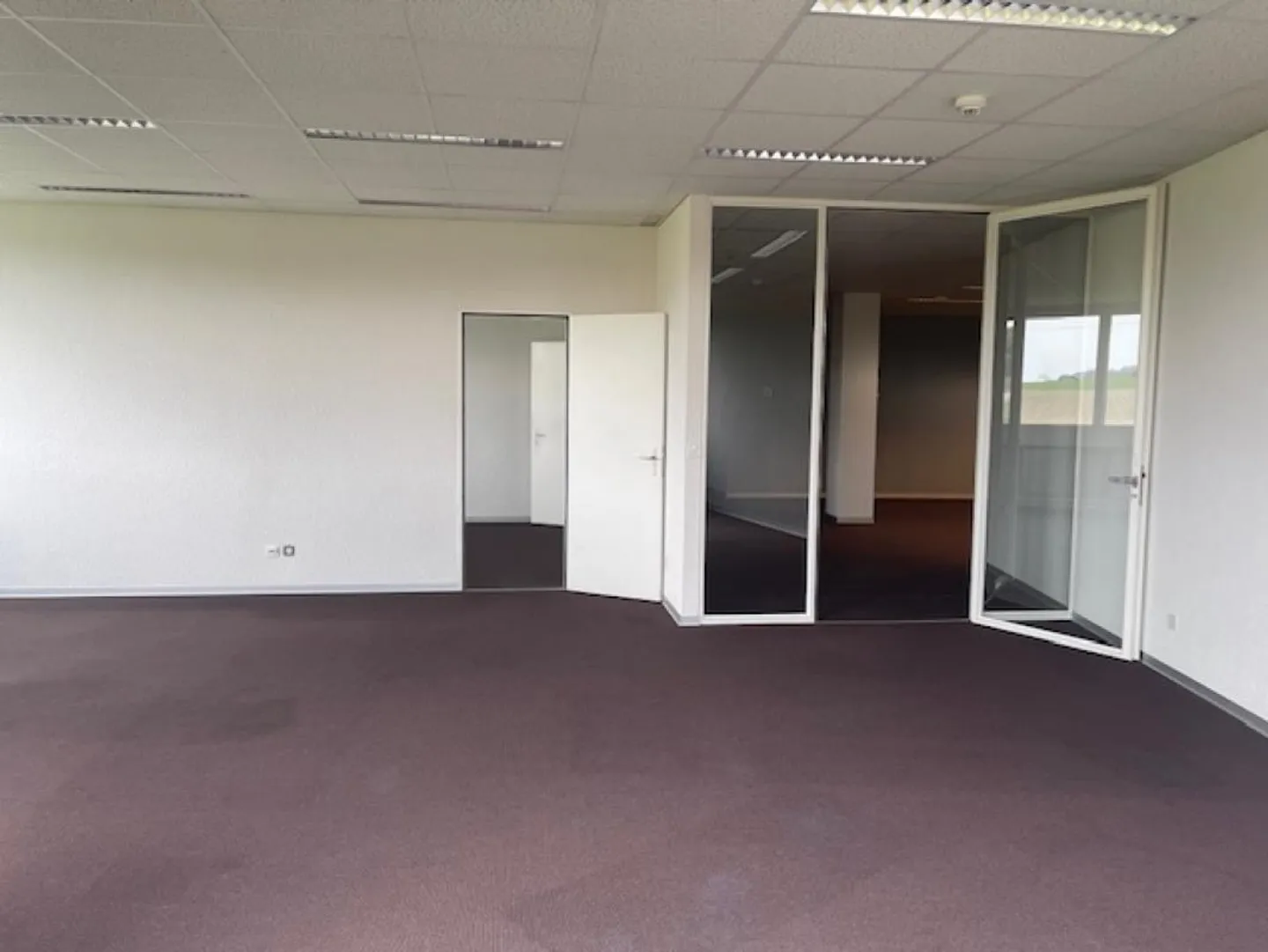 Office space for rent on the 1st floor - Photo 3 of 8