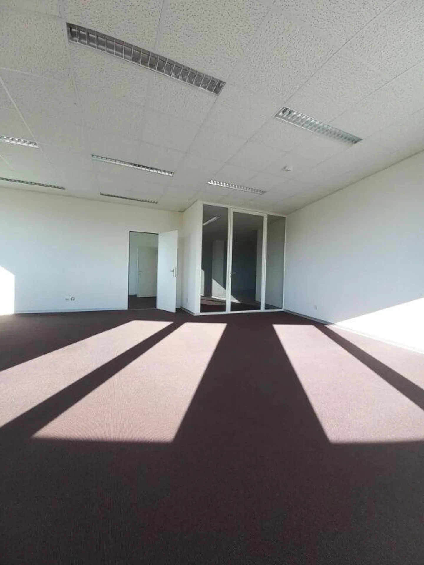Office space for rent on the 1st floor - Photo 4 of 8