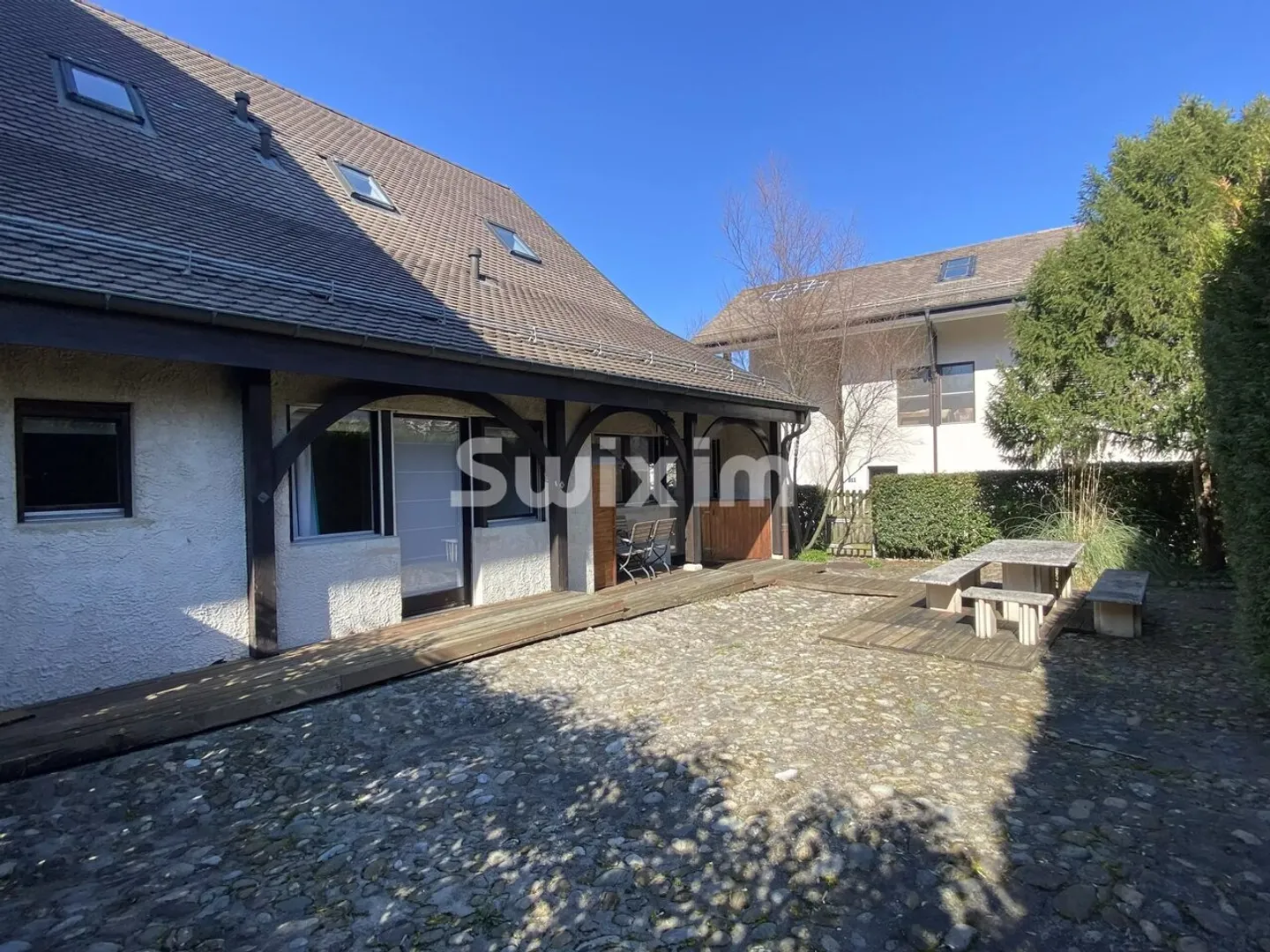 Charming Renovated Apartment - Photo 10 of 13