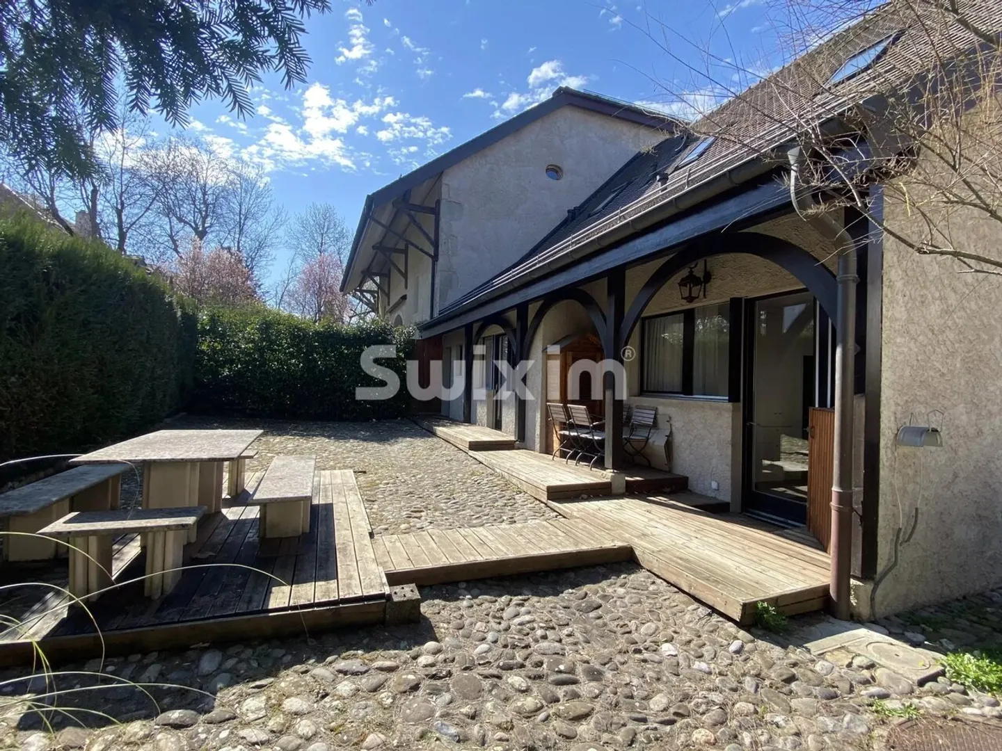 Charming Renovated Apartment - Photo 13 of 13