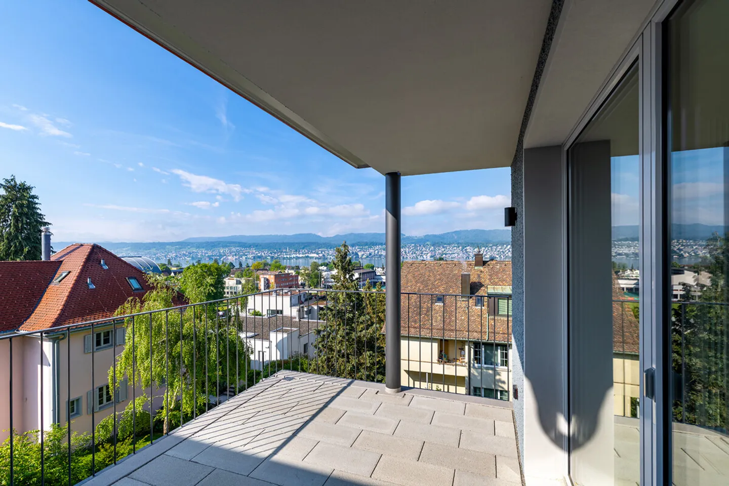 Küsnacht : penthouse entièrement rénové et stylé avec vue sur le lac - Photo 1 sur 6