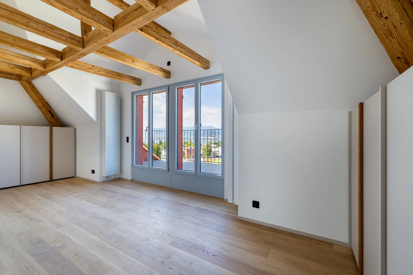 Küsnacht : penthouse entièrement rénové et stylé avec vue sur le lac - Photo 2 sur 6