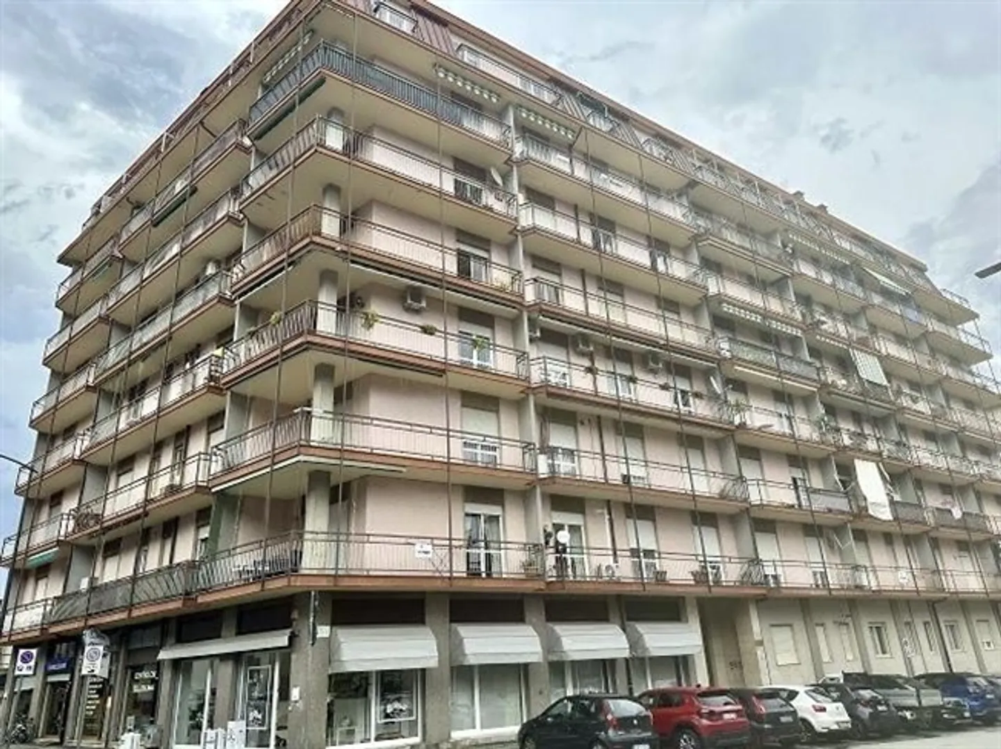«4 1/2-Zimmer-Dachwohnung an sehr ruhiger, sonniger Aussichtslage / appartamento ultimo piano di 4 1/ 2 locali molto tranquillo, soleggiata bella vista» - Foto 1 von 20