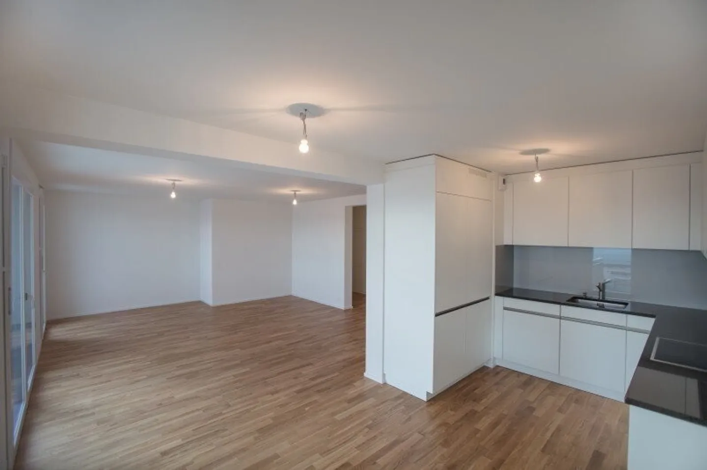 Charming Apartment with Balcony - Photo 2 of 10