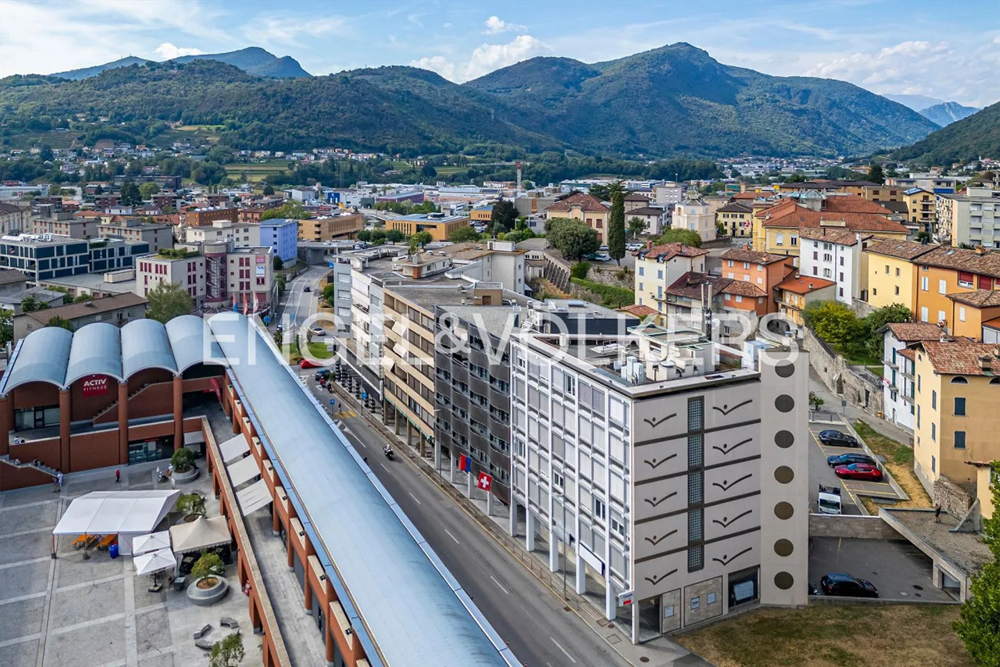 Office building and commercial spaces - Photo 4 of 5