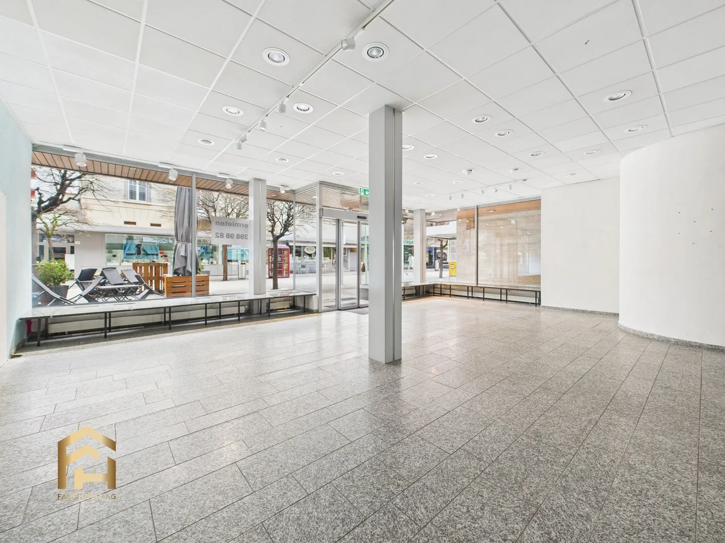 Proprietà commerciale attraente in posizione privilegiata sulla Bahnhofstrasse a Vis - Foto 1 di 13
