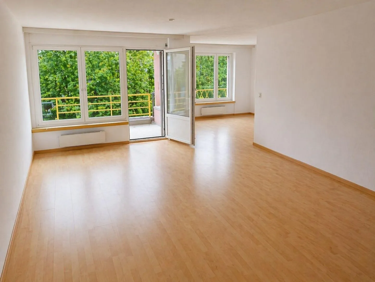 Grosszügige Wohnung mit Balkon - Foto 2 von 9