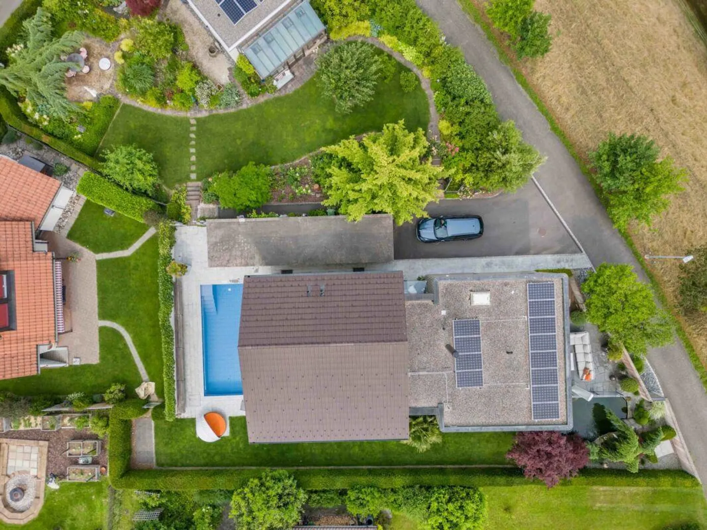 Architekturikone mit Pool- und Liftanlage in idyllischem Winzerdorf... - Foto 2 von 19