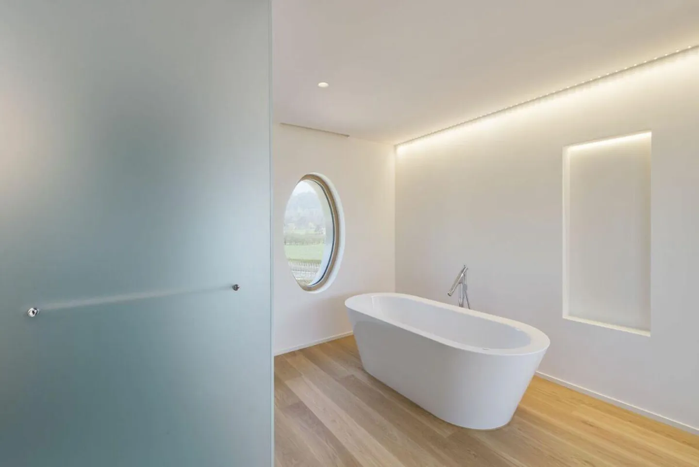 Architekturikone mit Pool- und Liftanlage in idyllischem Winzerdorf... - Foto 11 von 19