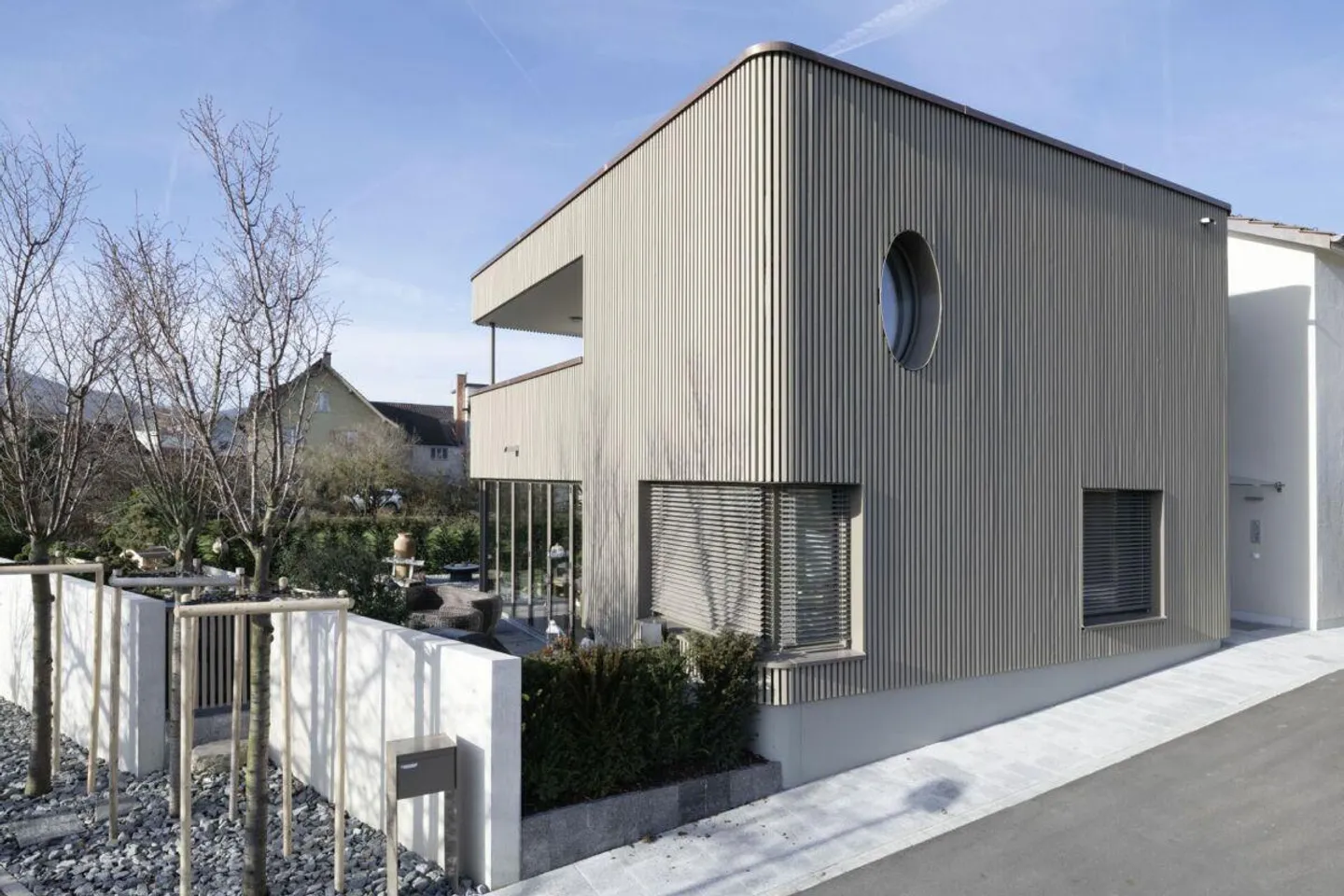 Architekturikone mit Pool- und Liftanlage in idyllischem Winzerdorf... - Foto 3 von 19