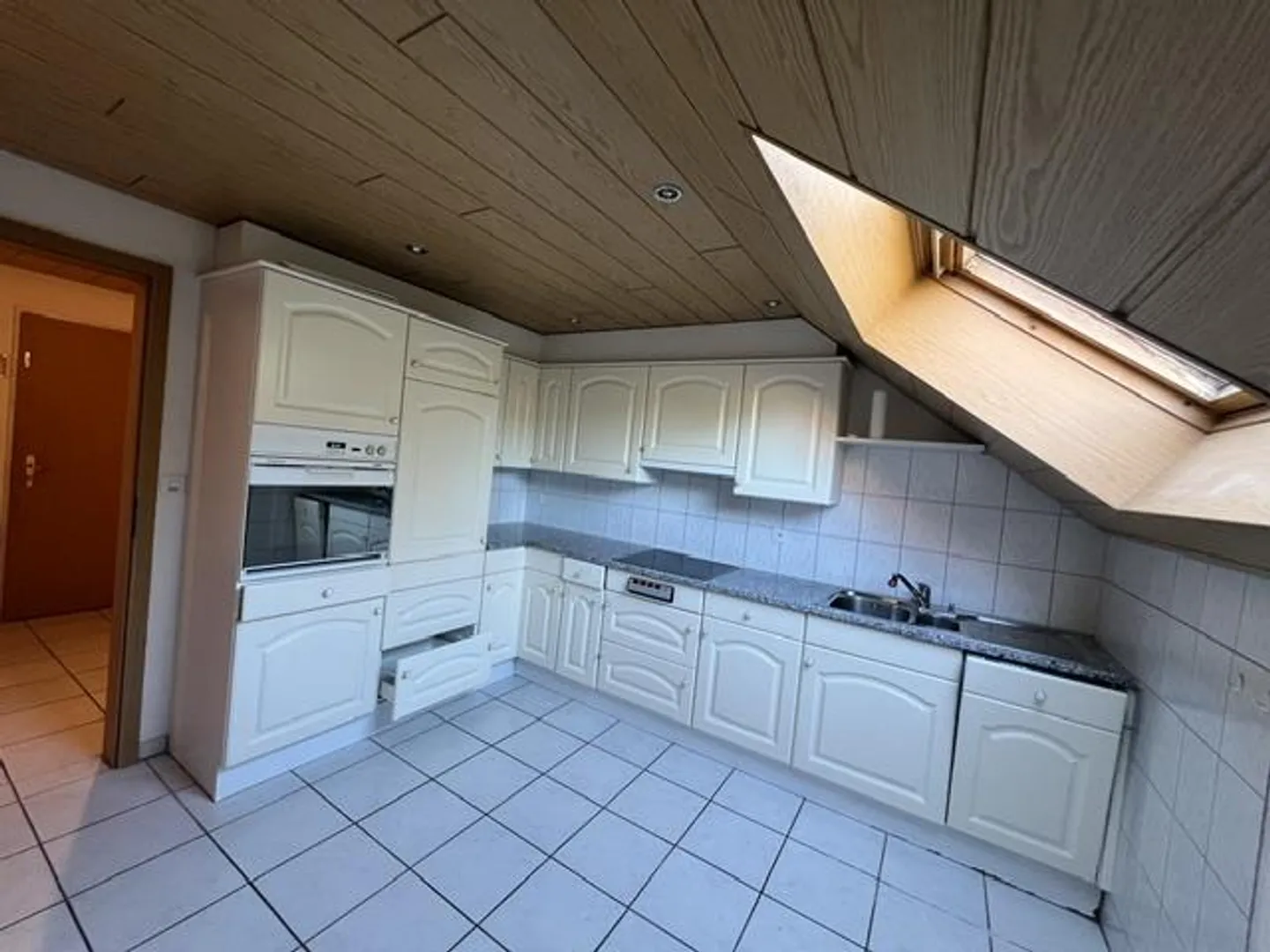 Charmante Dachwohnung mit Balkonen - Foto 1 von 11