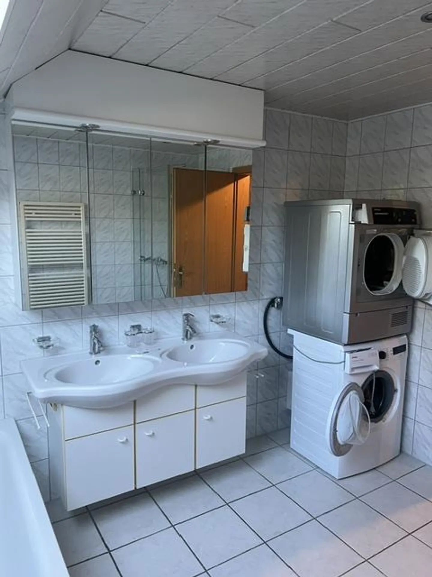 Charmante Dachwohnung mit Balkonen - Foto 2 von 11