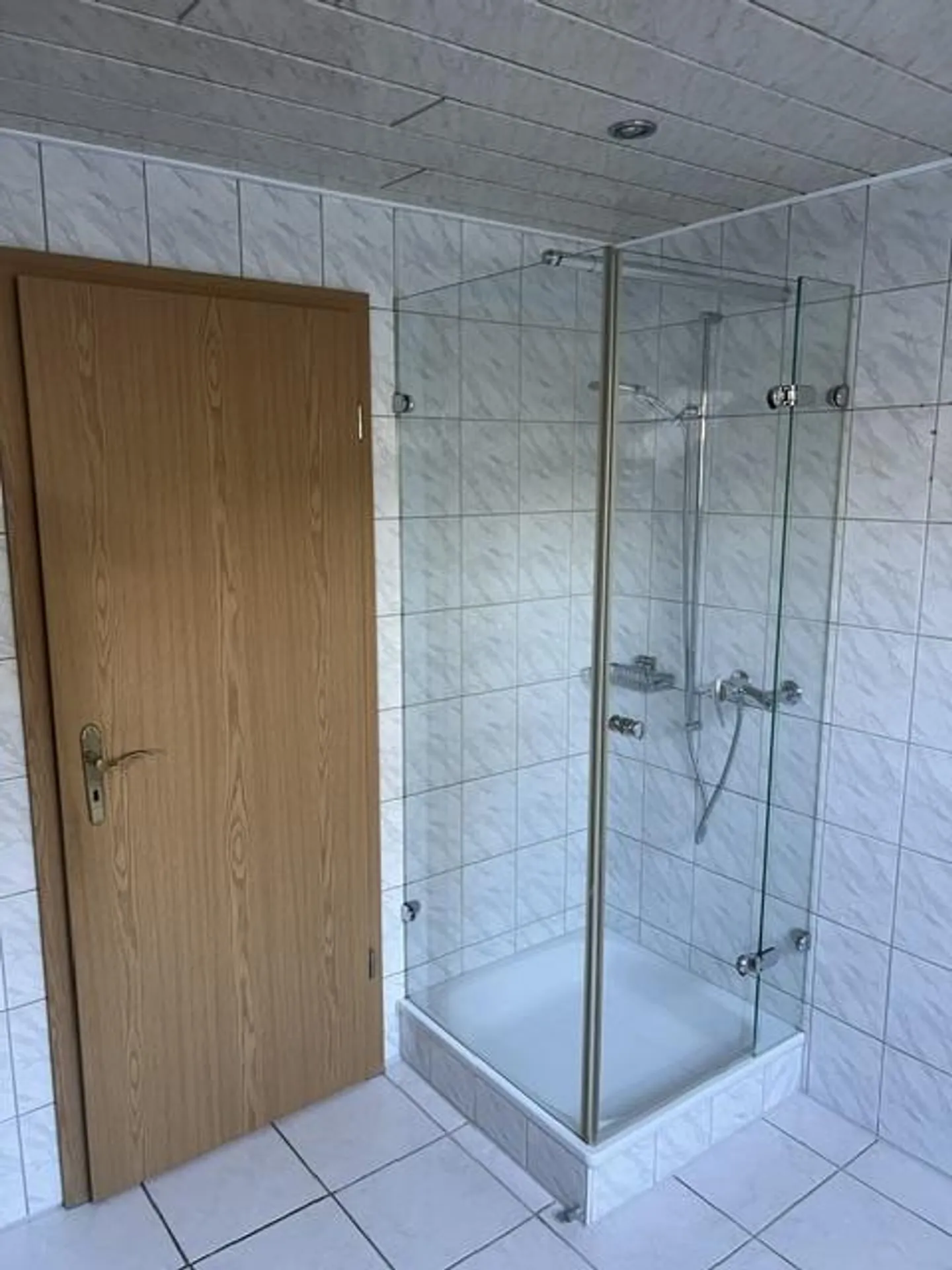 Charmante Dachwohnung mit Balkonen - Foto 3 von 11