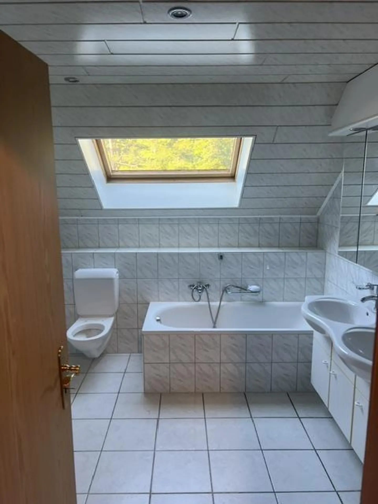 Charmante Dachwohnung mit Balkonen - Foto 4 von 11