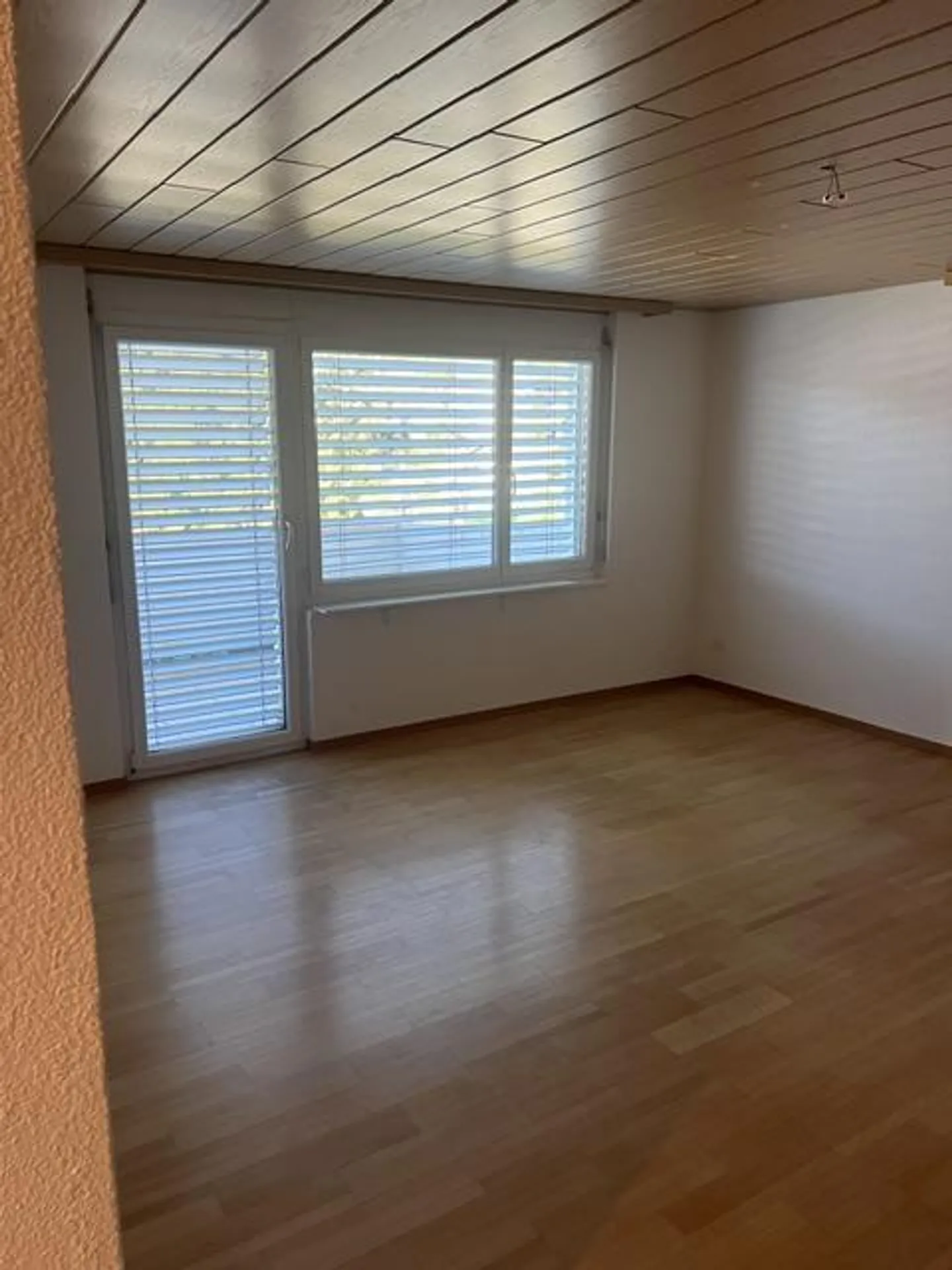 Charmante Dachwohnung mit Balkonen - Foto 5 von 11
