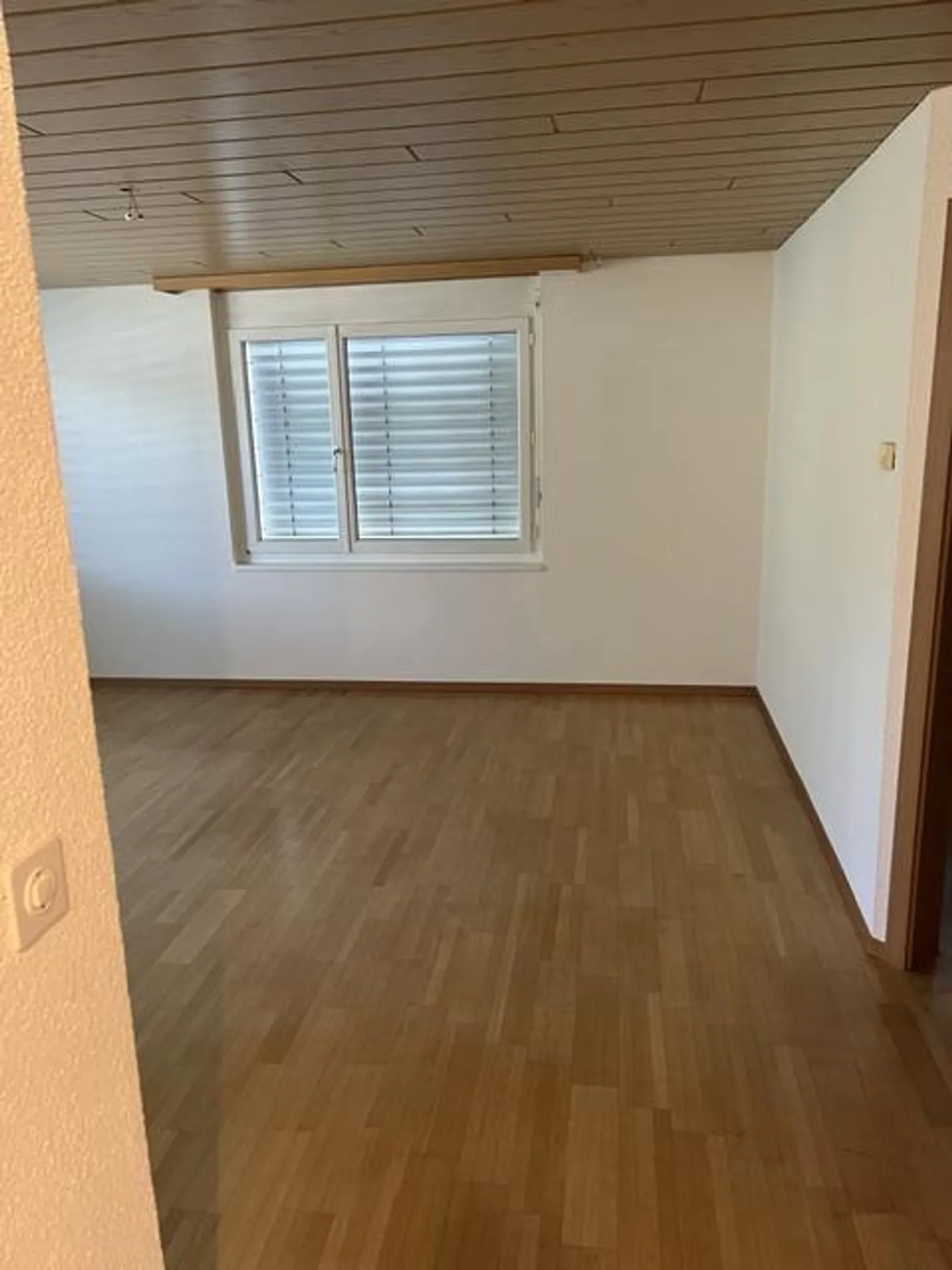 Charmante Dachwohnung mit Balkonen - Foto 6 von 11