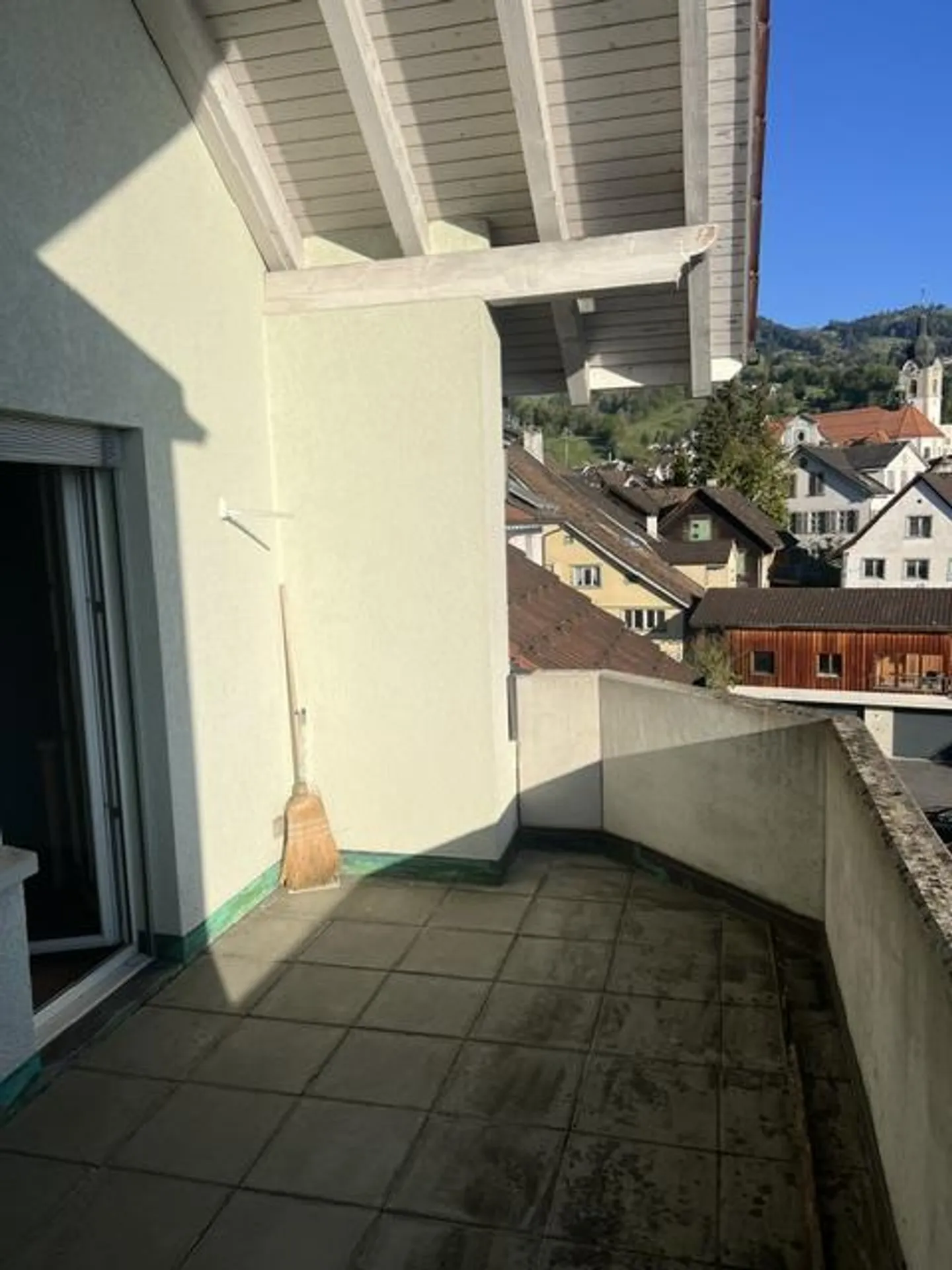 Charmante Dachwohnung mit Balkonen - Foto 11 von 11