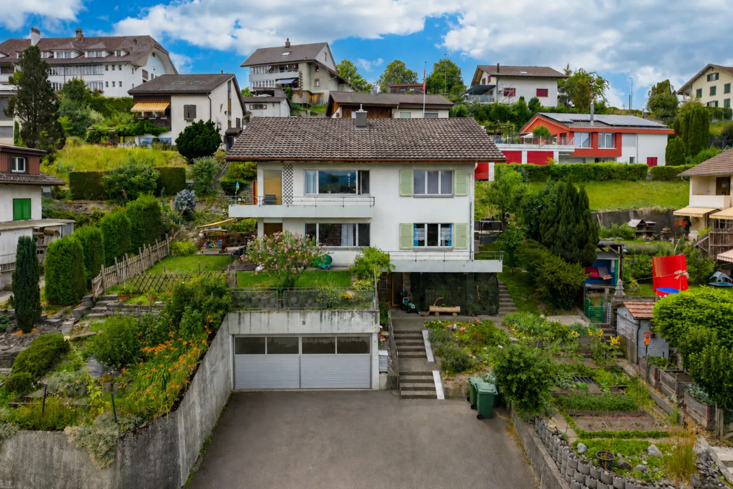 Vivere con vista: Casa con 2 appartamenti e grande giardino - Foto 1 di 11
