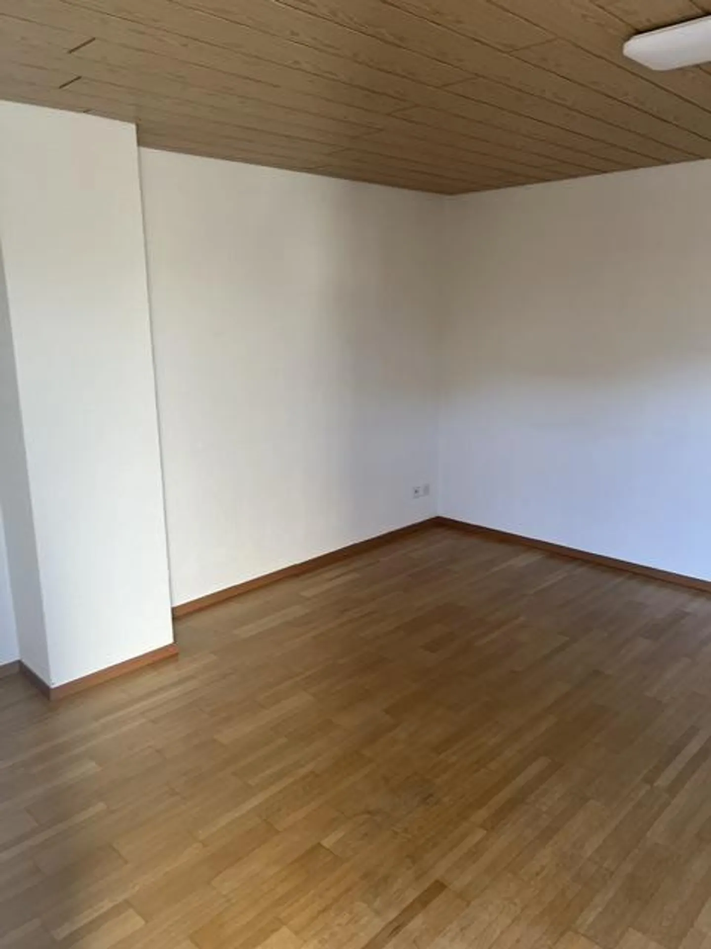 Charmante Dachwohnung mit Balkonen - Foto 8 von 11