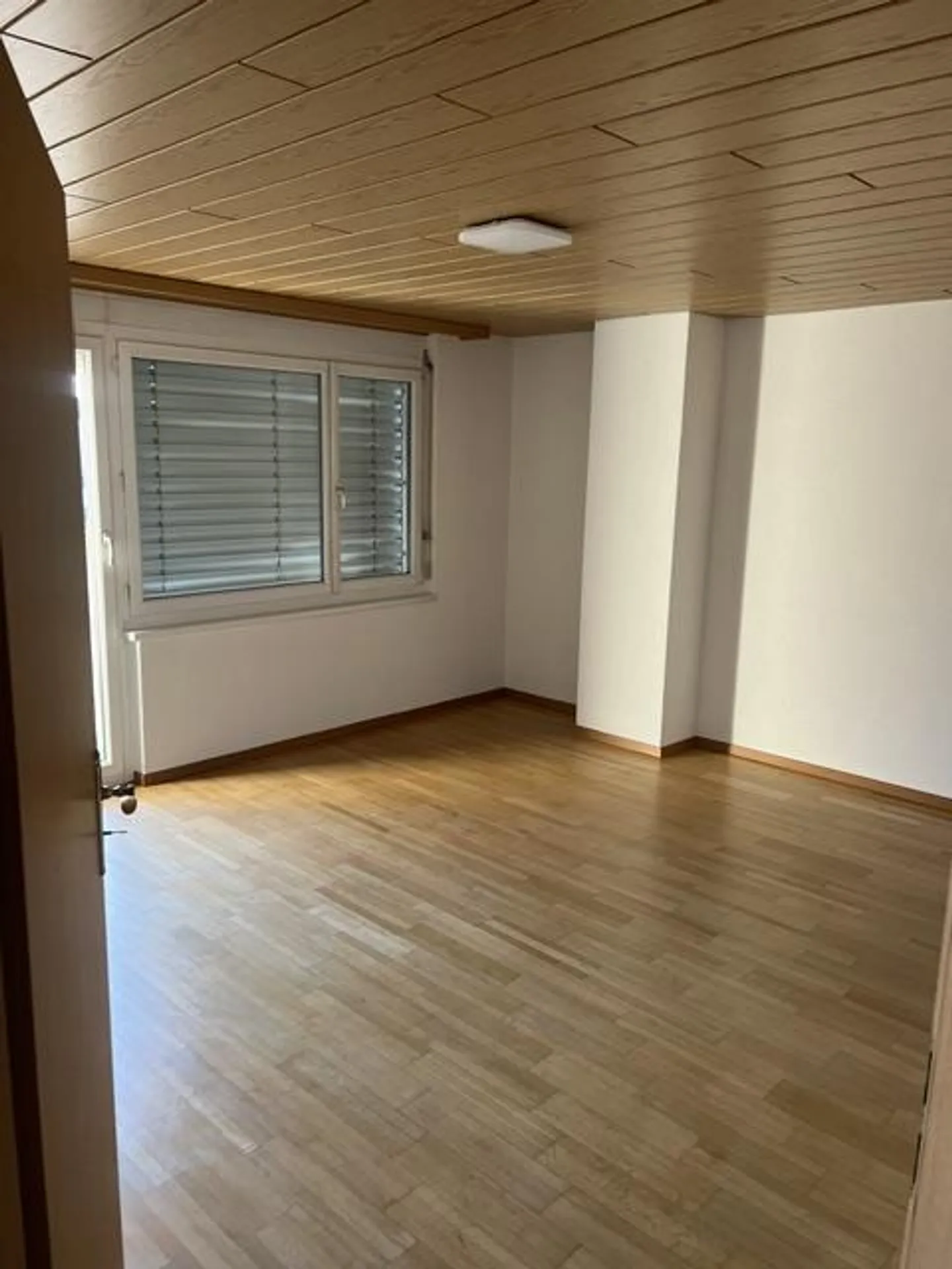 Charmante Dachwohnung mit Balkonen - Foto 9 von 11