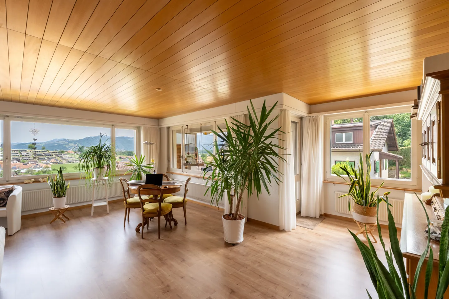 Vivere con vista: Casa con 2 appartamenti e grande giardino - Foto 3 di 11