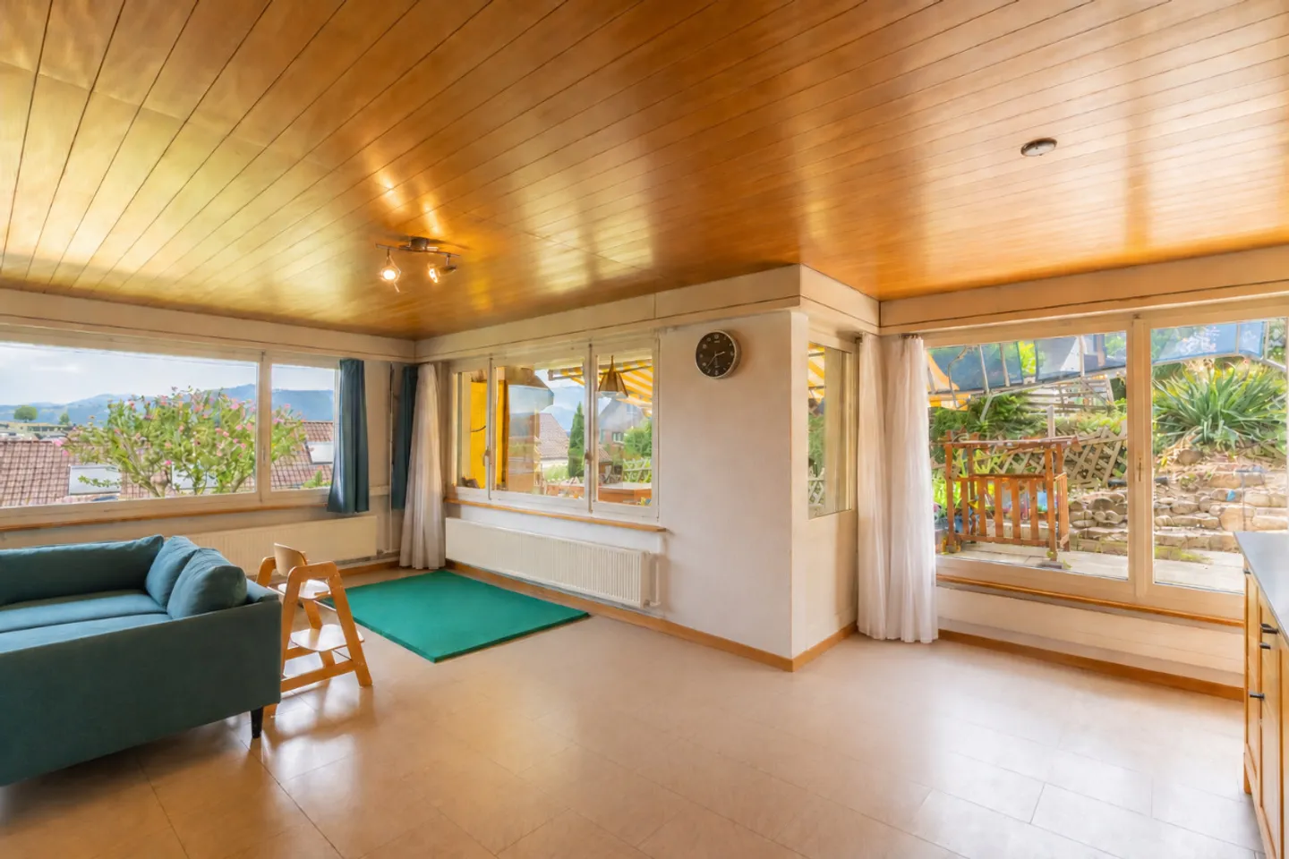 Vivere con vista: Casa con 2 appartamenti e grande giardino - Foto 4 di 11