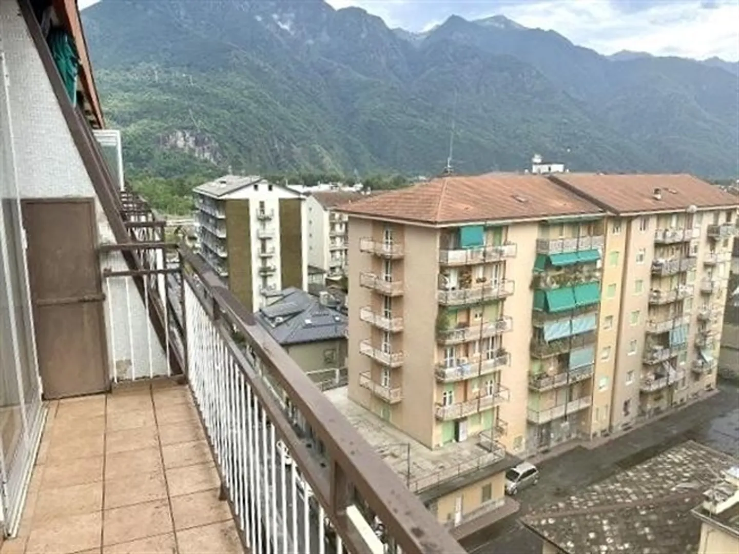 «4 1/2-Zimmer-Dachwohnung an sehr ruhiger, sonniger Aussichtslage / appartamento ultimo piano di 4 1/ 2 locali molto tranquillo, soleggiata bella vista» - Foto 19 von 20