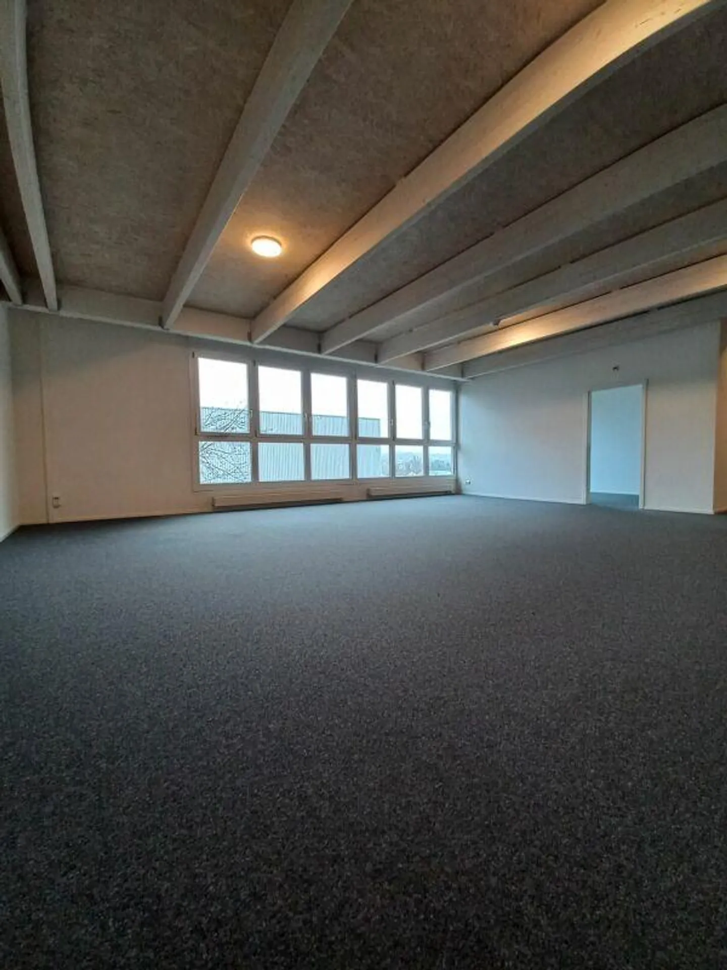 Attractive office space for rent - Photo 2 of 10