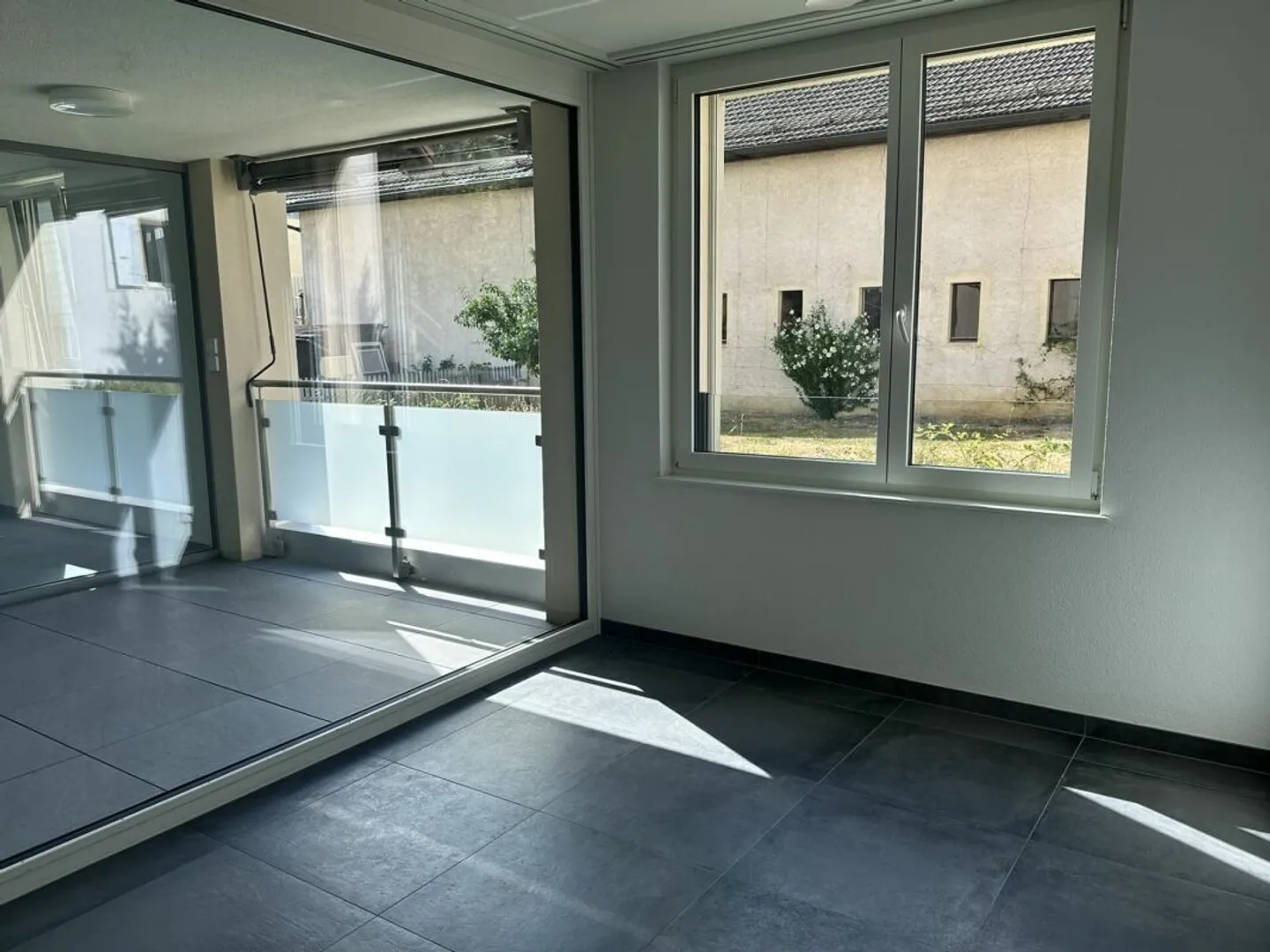 Beautiful modern 4.5-room apartment on the 1st floor - Rue de l'Épervier 3A, Cernier - Photo 3 of 14