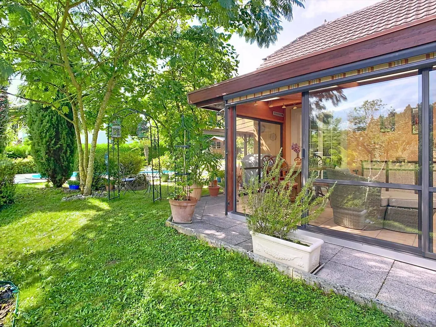 Villa individuelle avec piscine dans un environnement calme et verdoyant - Photo 2 sur 9