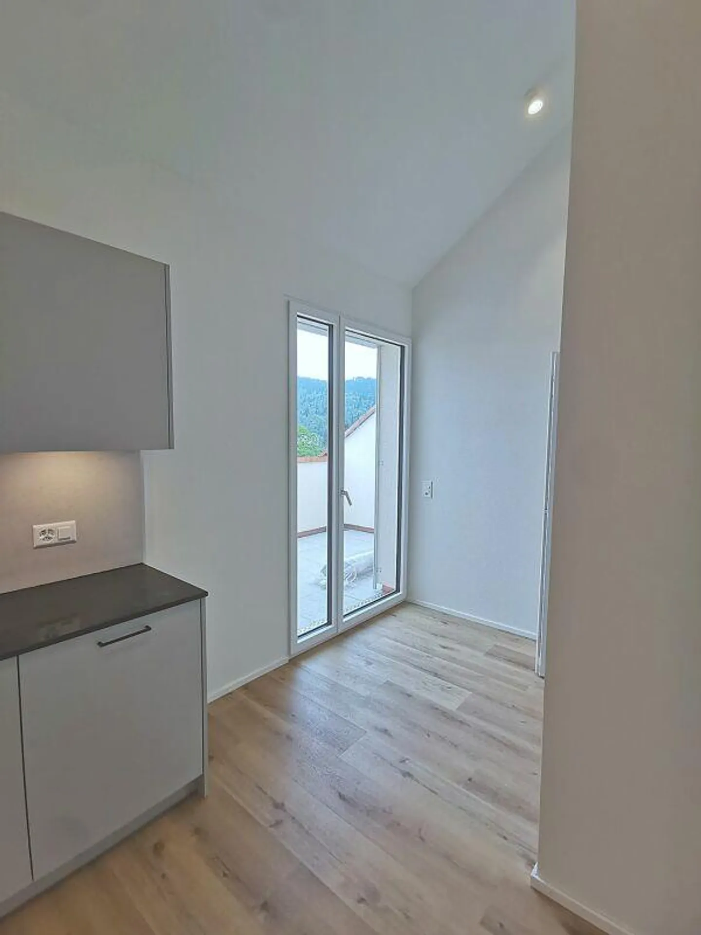 appartamento mansardato di alta qualità recentemente ristrutturato - Foto 3 di 8