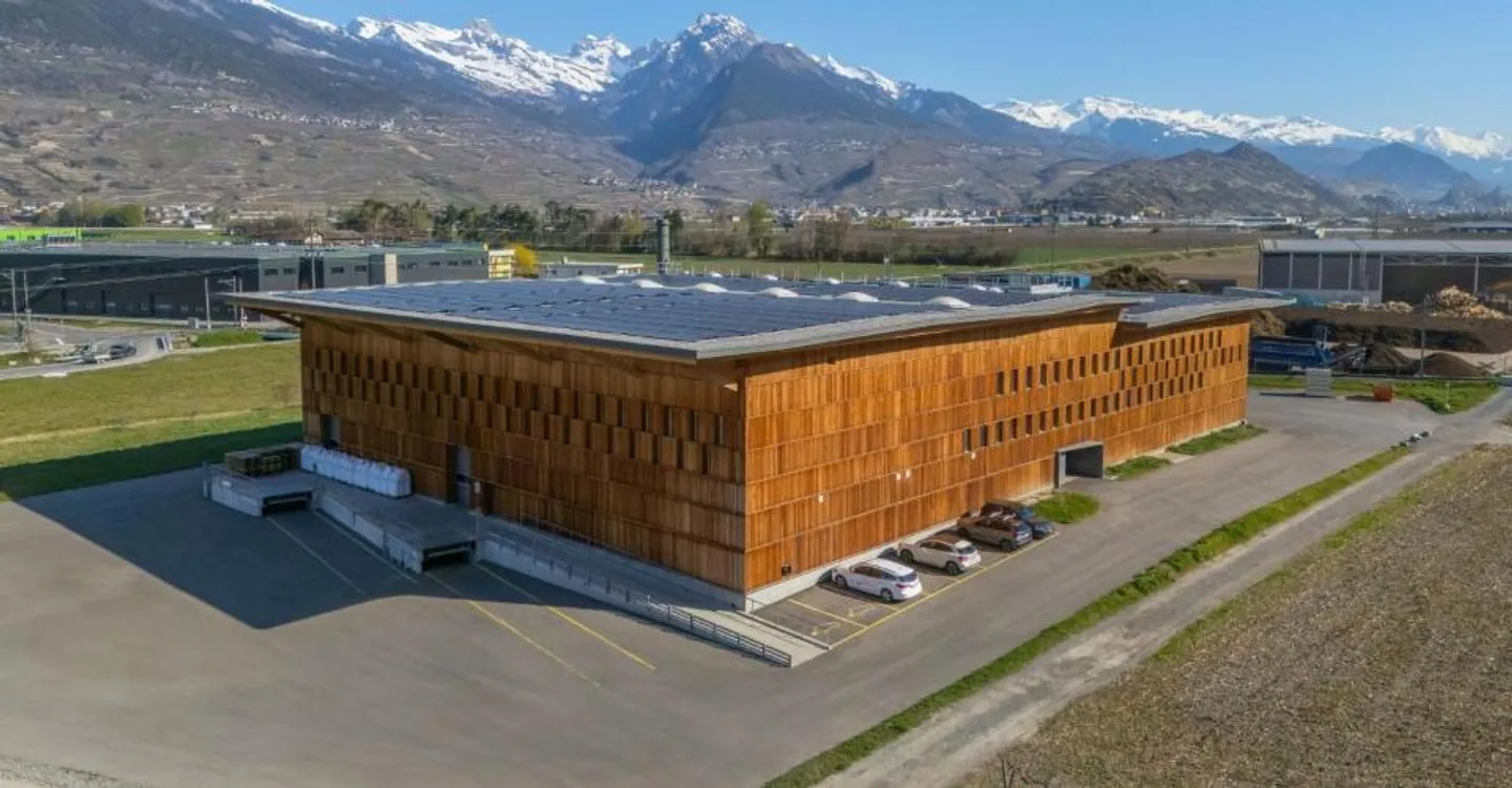 Edificio industriale unico - Costruzione in legno di alta gamma, utilizzo versatile - Foto 1 di 12
