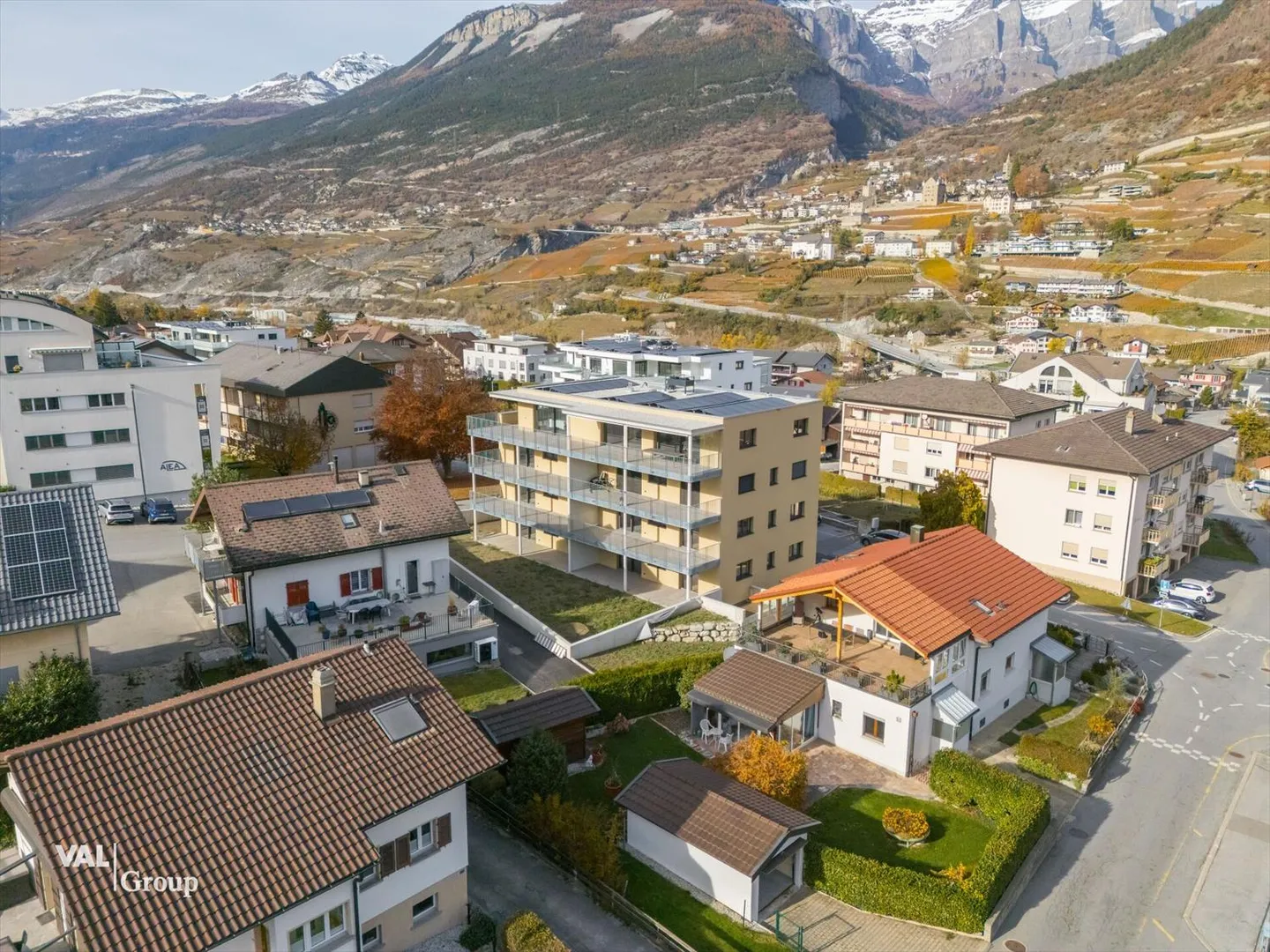 Modern and spacious dream home - Photo 2 of 12