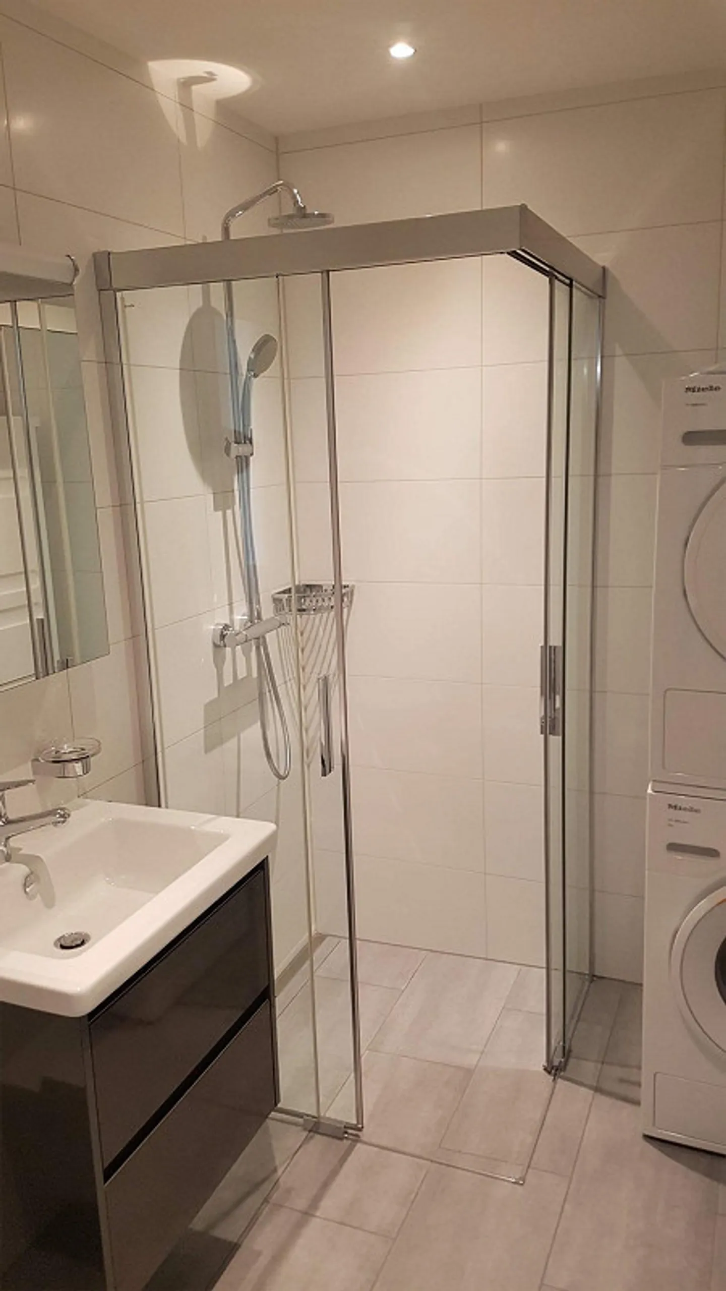 Appartement calme, beau et spacieux de 2 1/2 pièces - Photo 2 sur 7