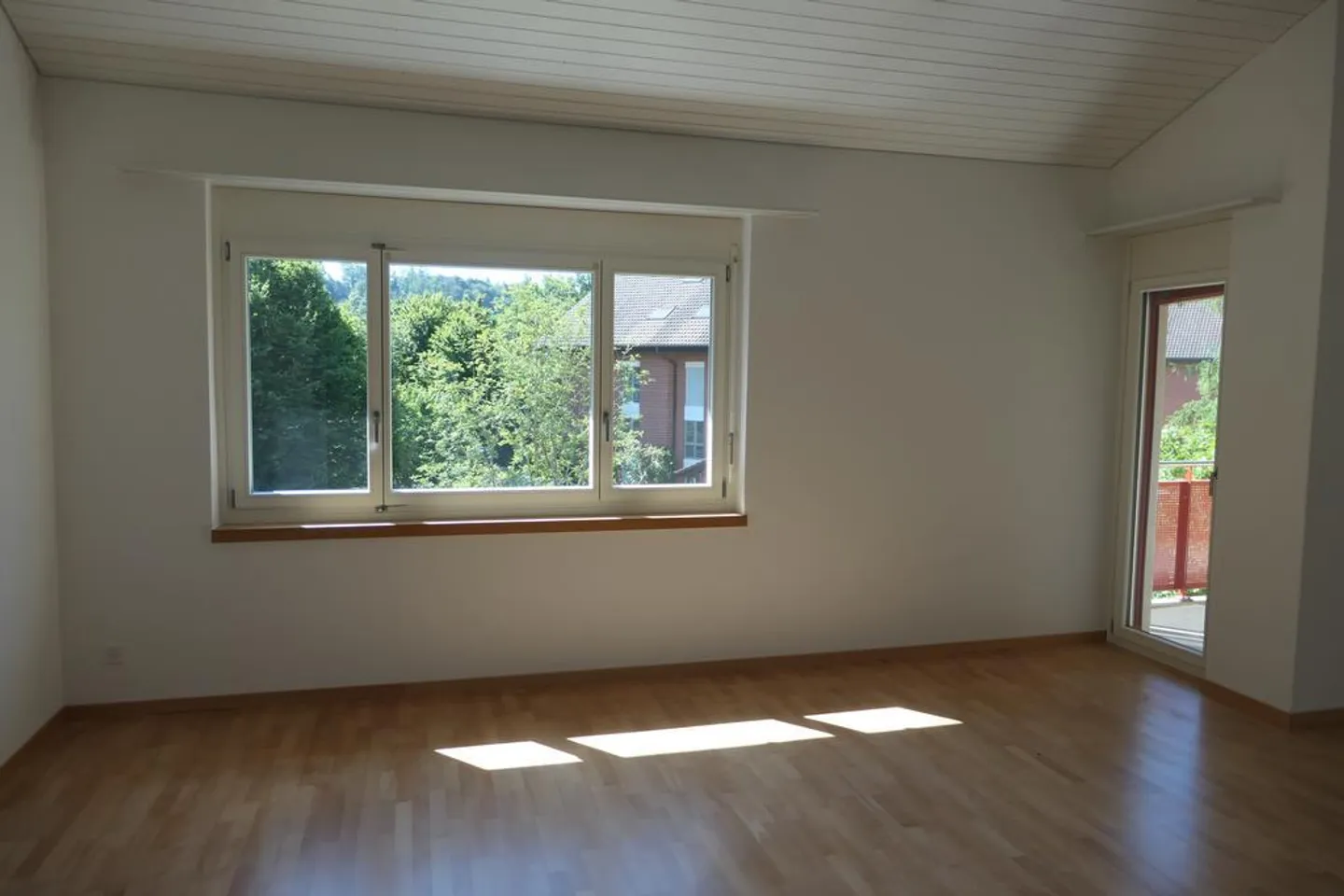 RENOVATED APARTMENT IN A QUIET LOCATION - Photo 4 of 9