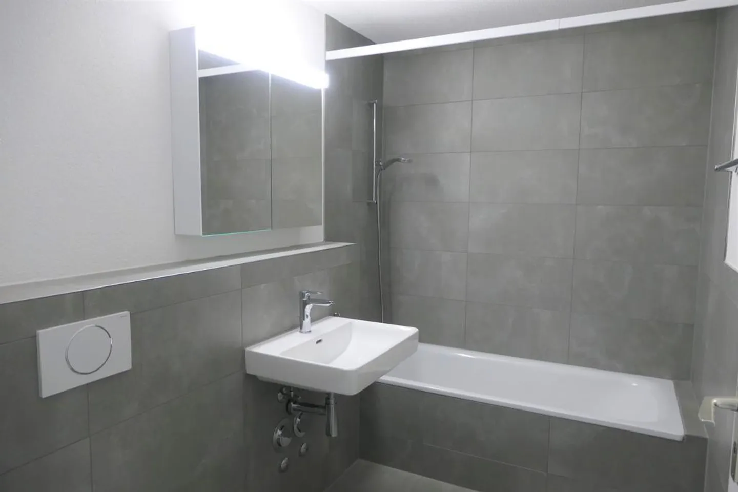 RENOVATED APARTMENT IN A QUIET LOCATION - Photo 8 of 9