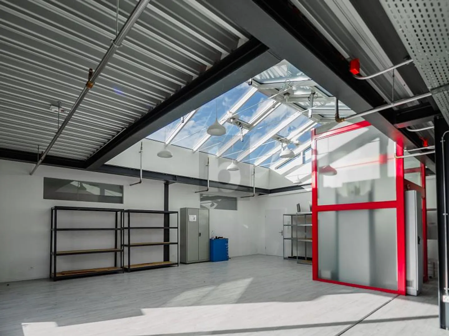 MODERNES ARBEITEN MIT BLICK AUF DIE BERGE - Foto 3 von 6