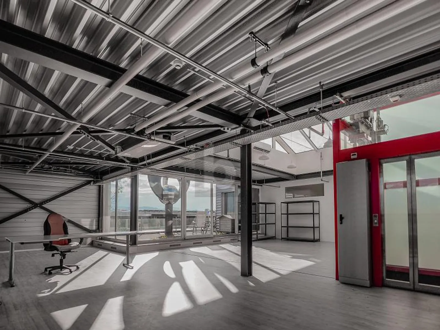 MODERNES ARBEITEN MIT BLICK AUF DIE BERGE - Foto 5 von 6