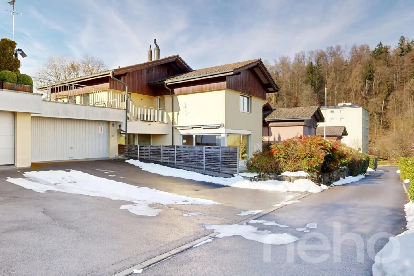 Maison individuelle lumineuse avec vue dégagée, cheminée et beaucoup d'espace - Photo 1 sur 12