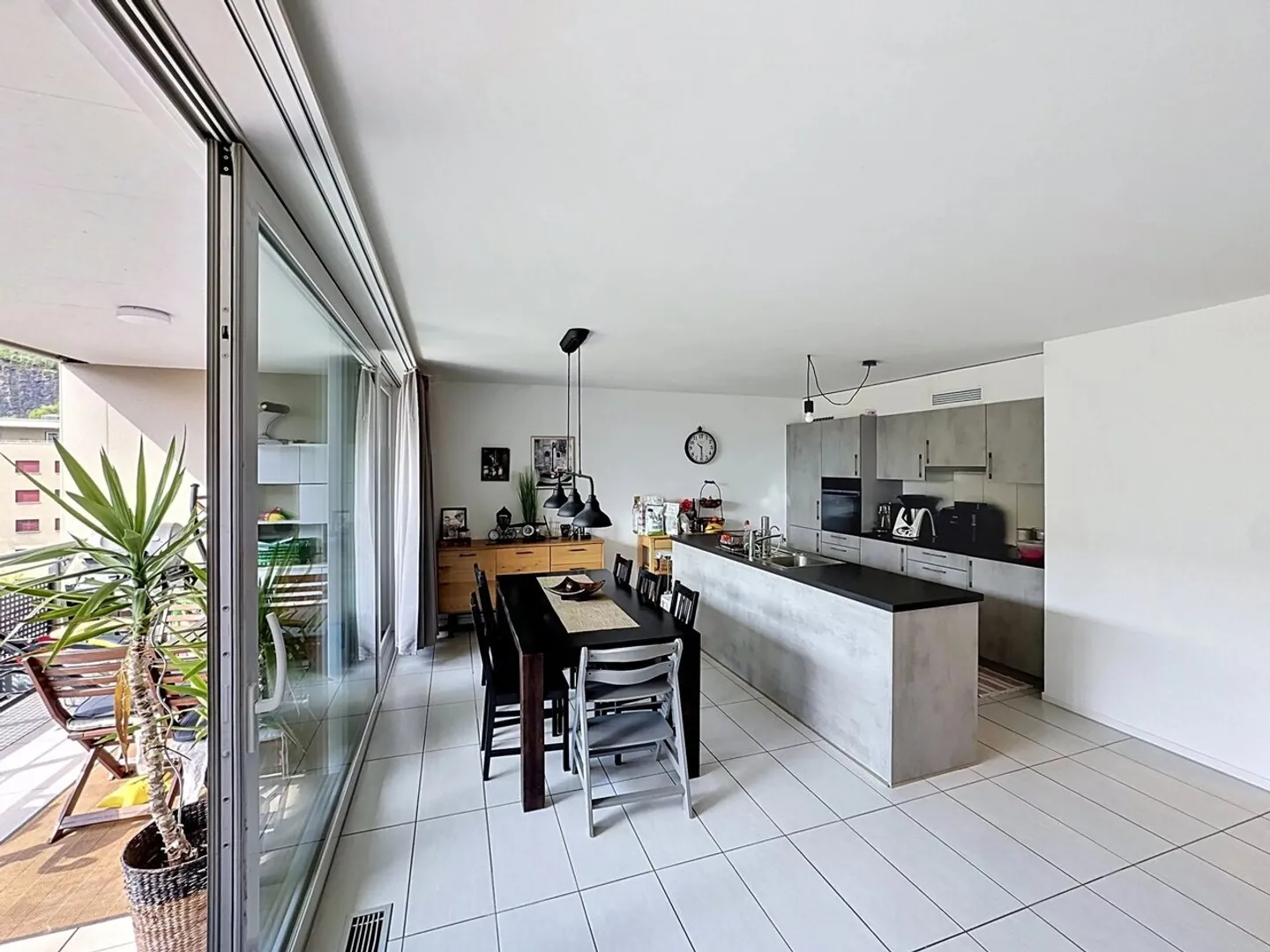Bright 4.5 Room Apartment with Loggia, Ideal for Living or Investing - Photo 1 of 9