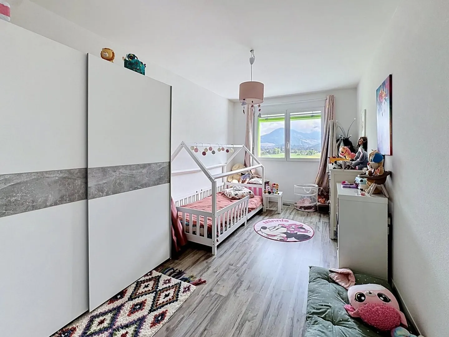 Bright 4.5 Room Apartment with Loggia, Ideal for Living or Investing - Photo 5 of 9