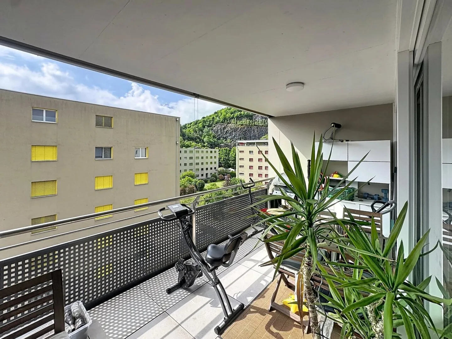 Bright 4.5 Room Apartment with Loggia, Ideal for Living or Investing - Photo 9 of 9