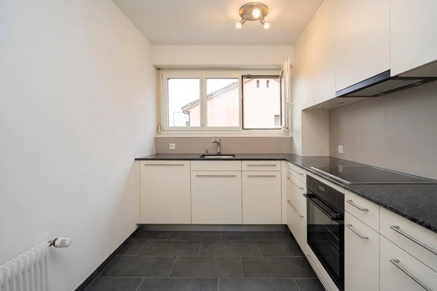 Partially renovated 3.5-room apartment on the 2nd floor with balcony - Photo 1 of 9