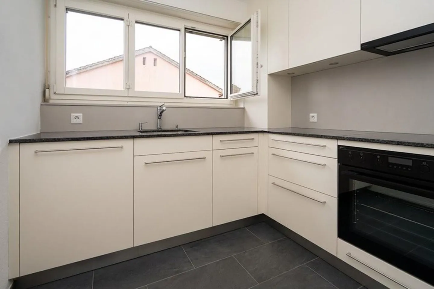 Partially renovated 3.5-room apartment on the 2nd floor with balcony - Photo 2 of 9