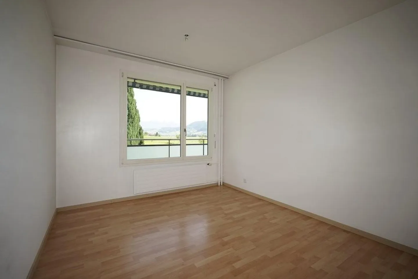 Partially renovated 3.5-room apartment on the 2nd floor with balcony - Photo 5 of 9