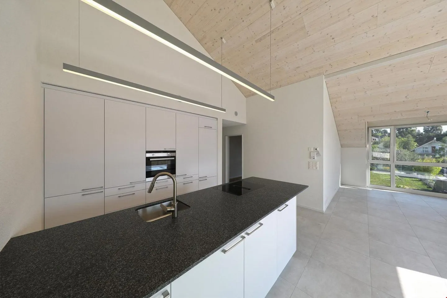 Appartement sous les combles sud-est de 4,5 pièces dans un emplacement central calme - Photo 1 sur 17