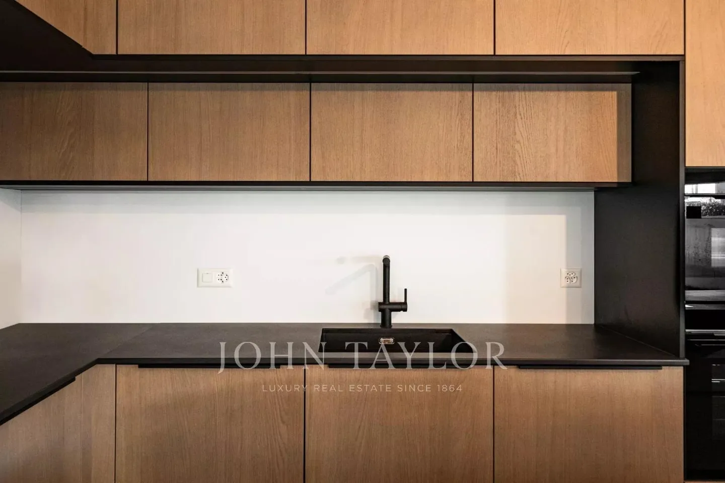 Villa di Lusso con Finiture Personalizzate - Foto 2 di 13
