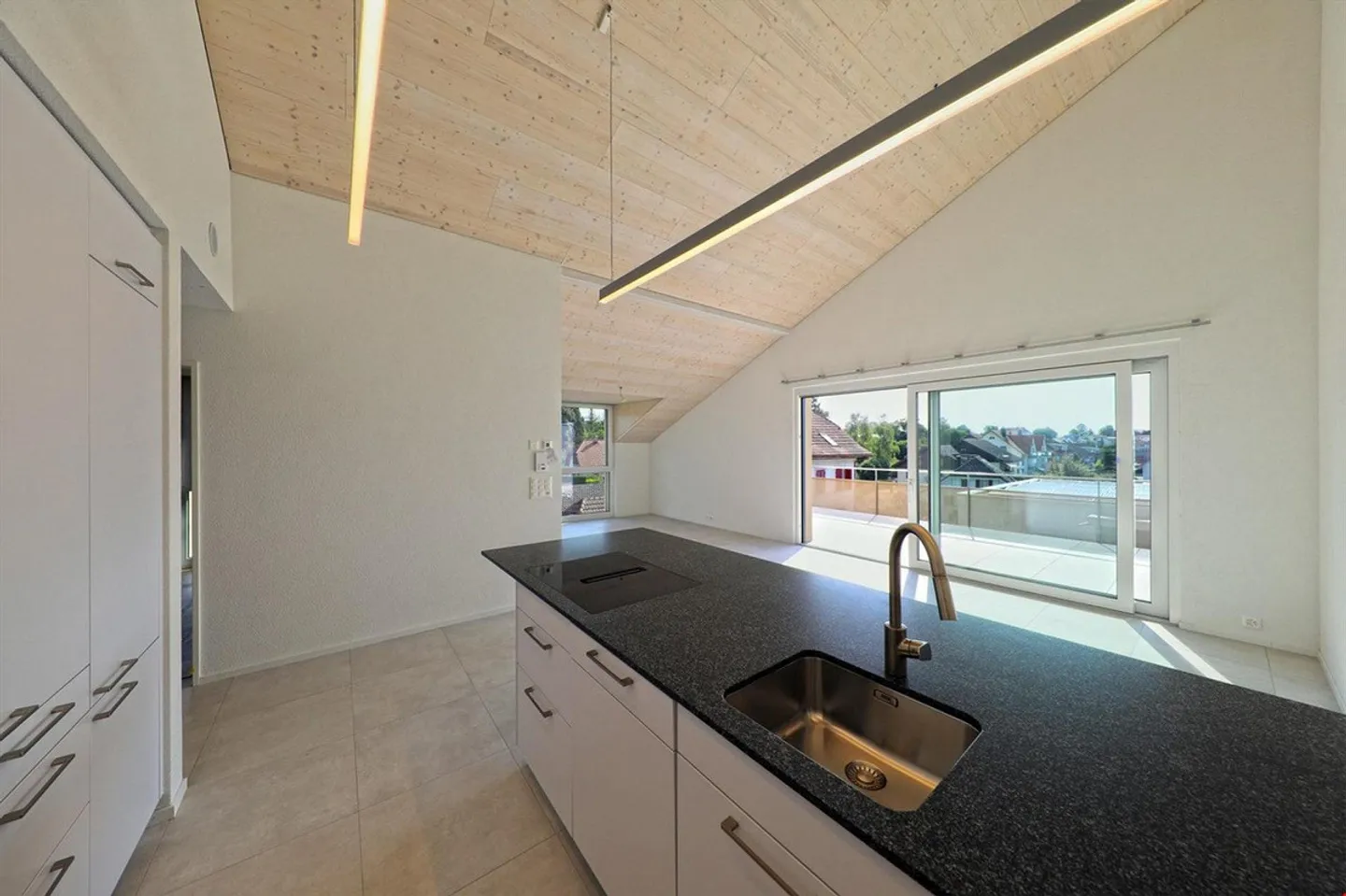 Appartement sous les combles sud-est de 4,5 pièces dans un emplacement central calme - Photo 4 sur 17