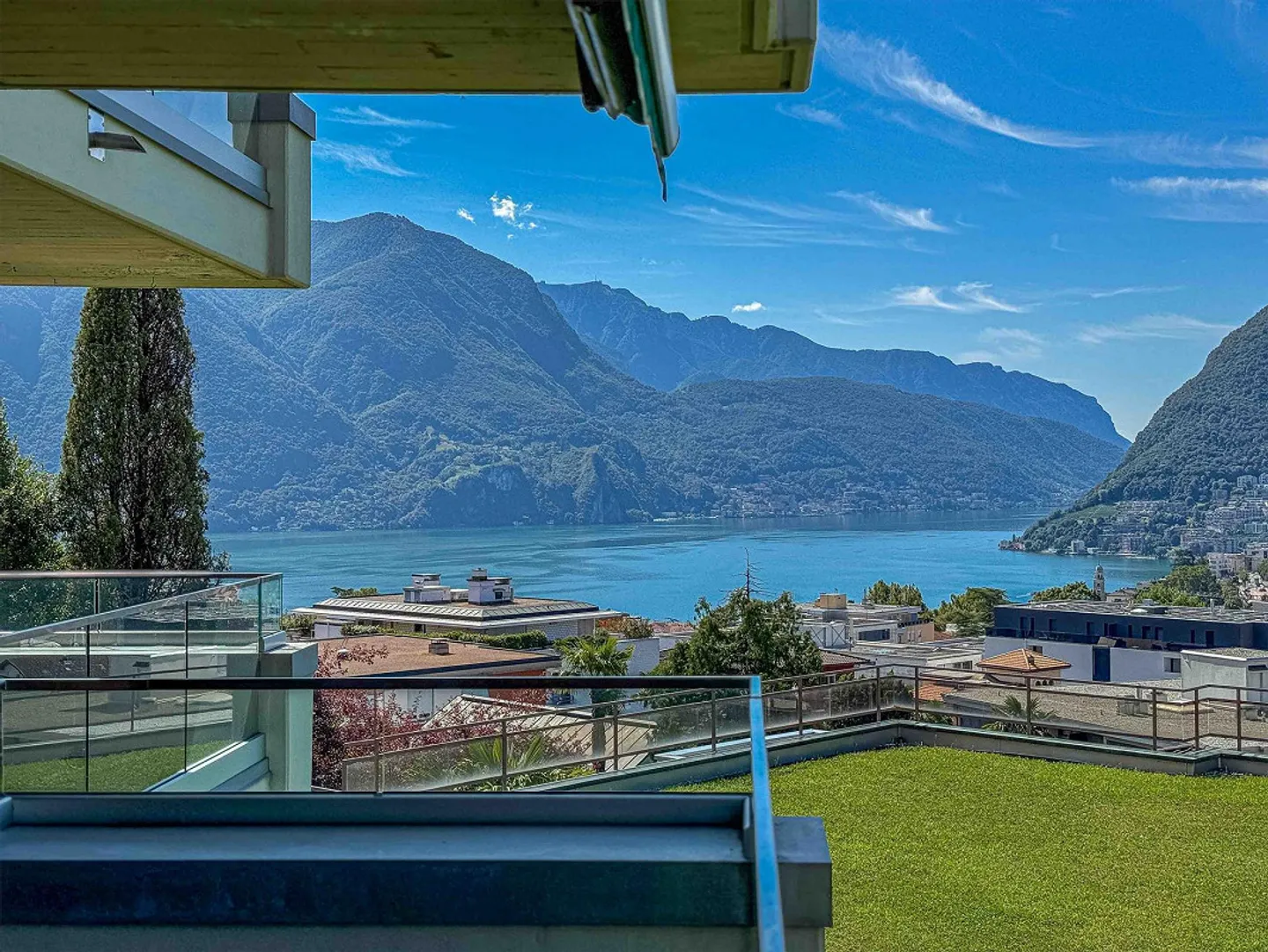 Spacious 4.5-room apartment with lake view for renovation in Massagno - Photo 1 of 11